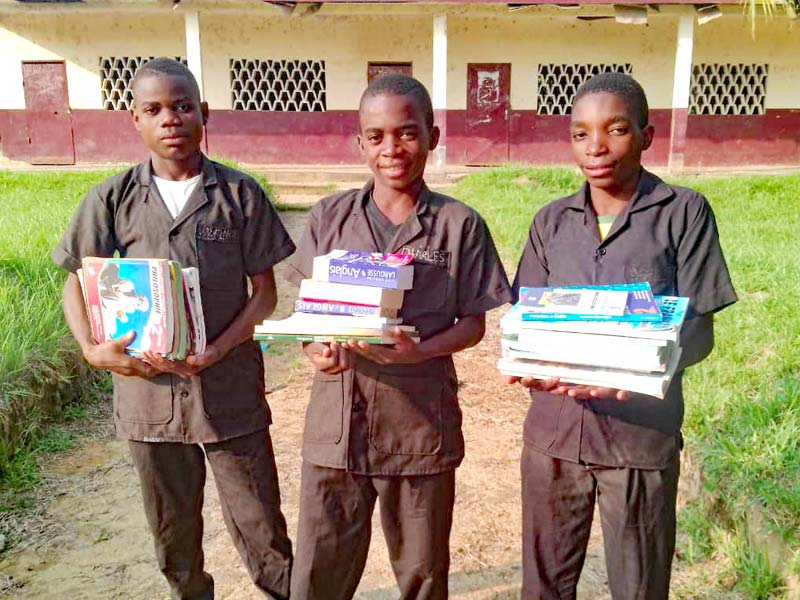 Des manuels scolaires neufs pour les lycéens du Fondaf Bipindi au Cameroun
