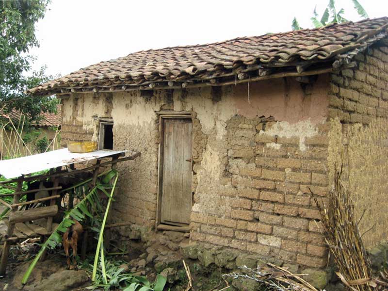Habitation très vétuste d'une fratrie d'orphelins au Rwanda