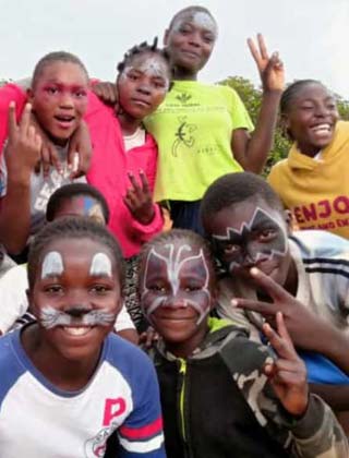 Maquillage de fête pour les orphelins de Bumi en RDC