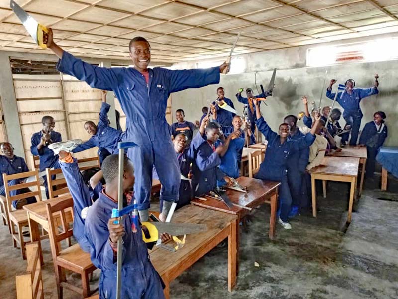 La joie des apprentis en découvrant leur nouvel atelier de formation en menuiserie APROJED à Goma