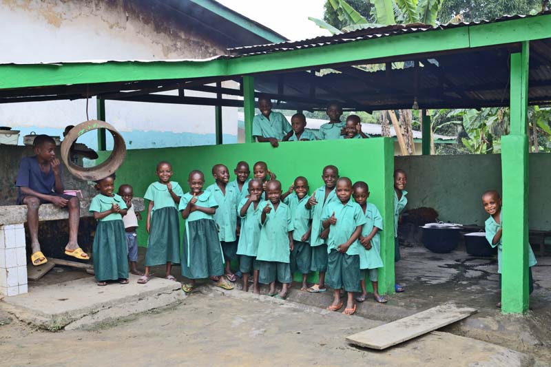 Les enfants Pygmées Bagyeli du Fondaf Bipindi devant la nouvelle cuisine entièrement rénovée