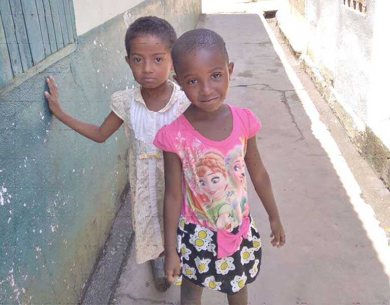 Petites filles hébergées à l'orphelinat d'Antalaha à Madagascar