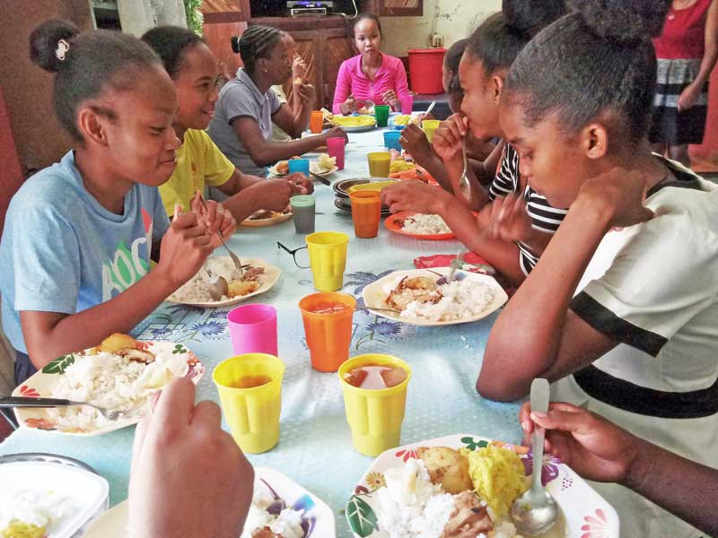 Repas de Noël à l’orphelinat de l'Ile Ste Marie à Madagascar
