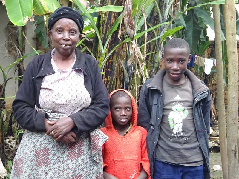 Grand-mère élevant seule ses petits-enfants au Rwanda