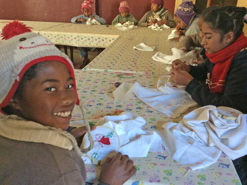 Séance de broderie pour les pensionnaires de l'orphelinat Jean-Paul II à Madagascar