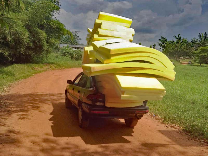 Transport des matelas pour le dortoir du Fondaf Bipidi au Camerpoun