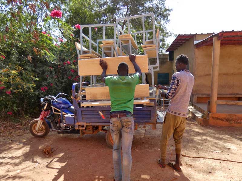 Transport des pupitres vers les écoles primaires de Samissi et Guiè B au Burkina Faso.