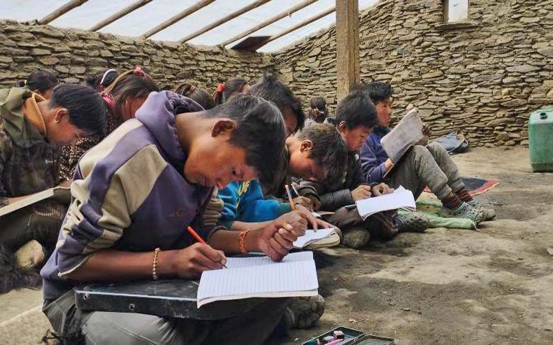 L'école d'hiver se tient dans une serre à Ting Kyu dans le Haut Dolpo au Népal
