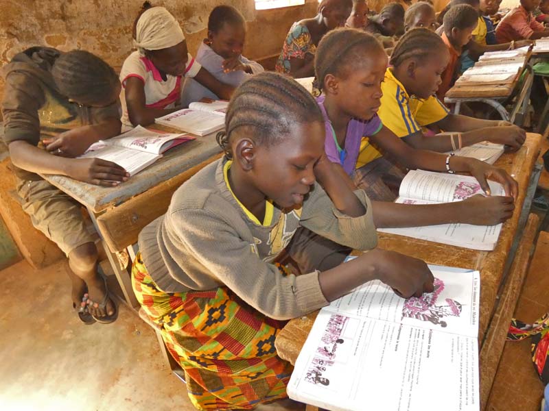 Cours de lecture pour les élèves d'une classe de CE2 à Guiè au Burkina Faso