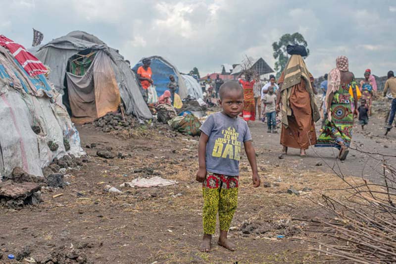 Enfant errant dans un camp de déplacés de guerre en RDC
