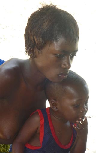Une maman et son bébé au centre Ndako Ya Biso à Kinshasa.
