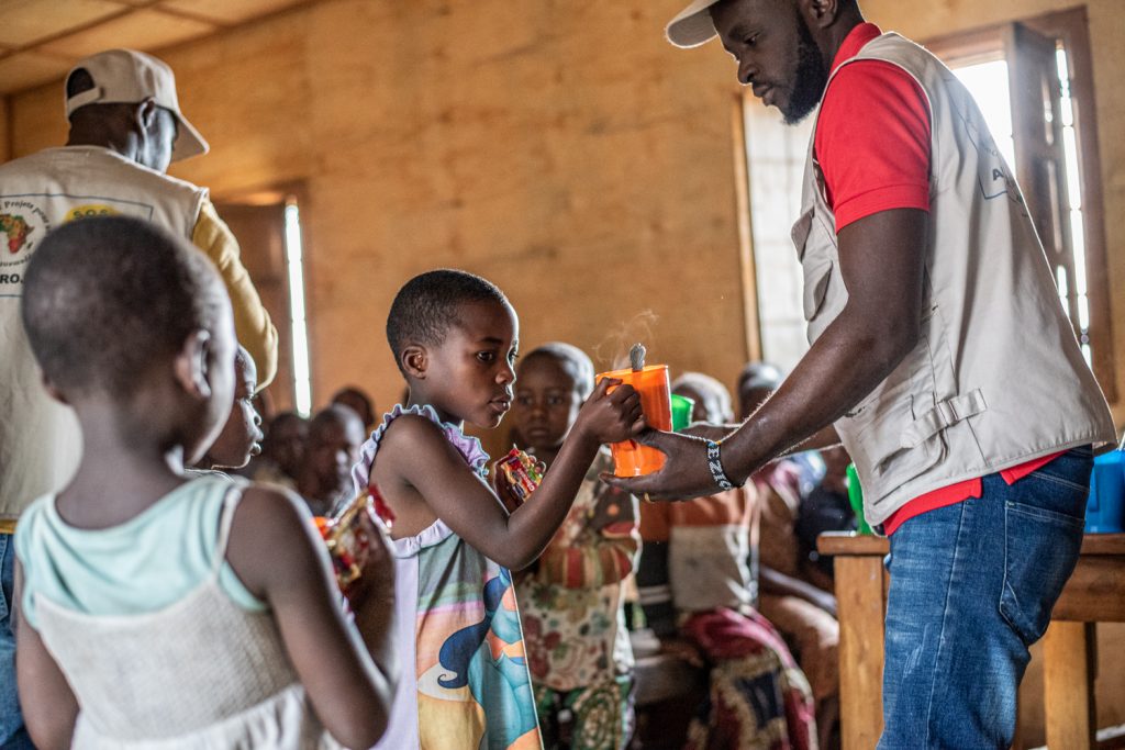 Distribution quotidienne d'une bouillie aux enfants du camp de déplacés de guerre Ave Maria à Goma en RDC