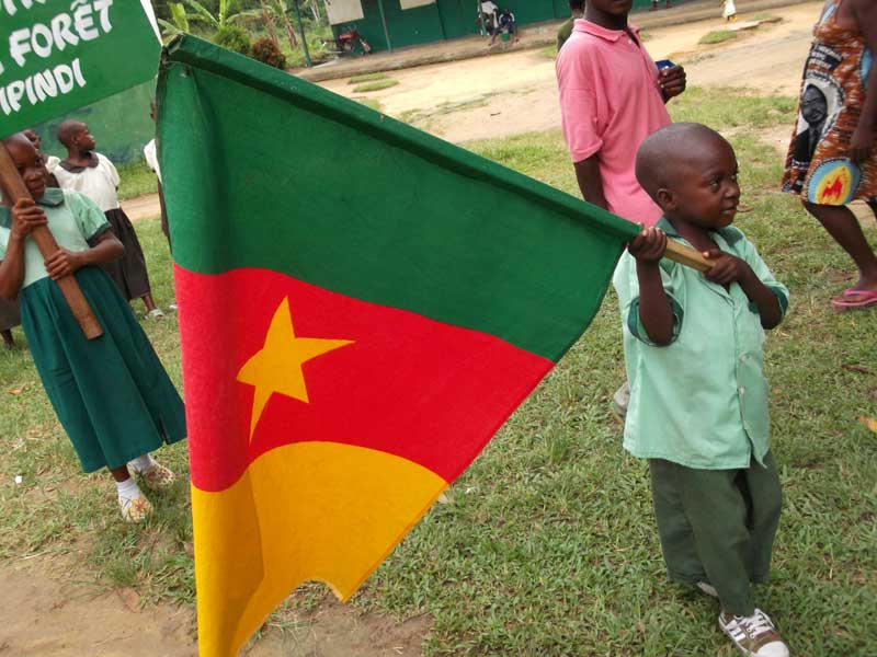 Jeune Pygmée Bagyeli porte-drapeau du Fondaf lors du défilé de la Fête de la Jeunesse au Cameroun