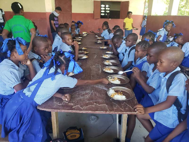 Repas de midi à la cantine pour les enfants de l'école St Alphonse de Fourgy en Haïti