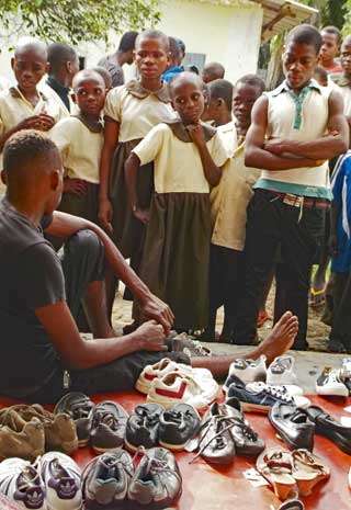 Un choix de chaussures pour le défilé de la Fête de la Jeunesse des enfants Pygmées de Bipindi