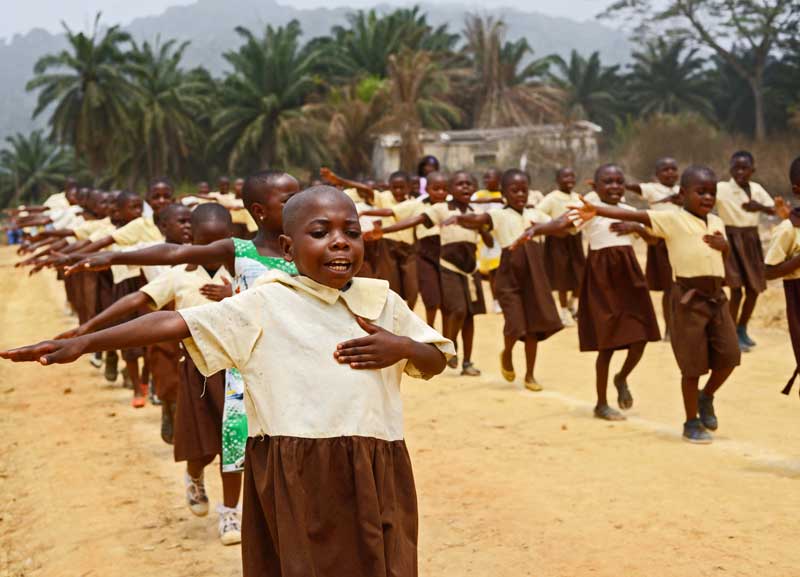 Les enfants de l'école primaire défilent lors de la Fête de la Jeunesse à Bipindi