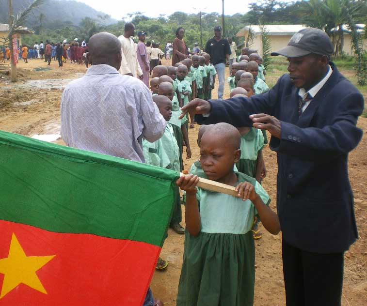 L'enfant porte-drapeau rectifie la position pour le défilé de la Fête de la Jeunesse
