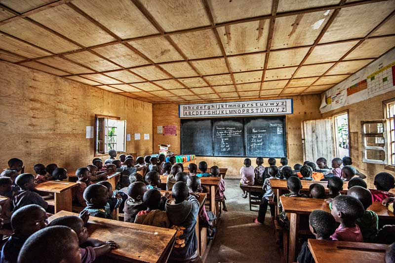 Le Centre de rattrapage scolaire Aprojed à Goma accueille et scolarises les enfants réfugiés du camp de déplacés de Guerre Ave Maria.