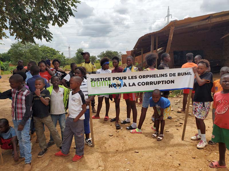 Manifestation des orphelins de Bumi après la destruction de la maison jaune du Village d'Enfants
