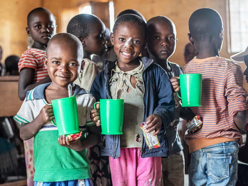 Bouillie et biscuit, le repas des enfants réfugiés accueillis au Centre de rattrapage scolaire Aprojed de Goma