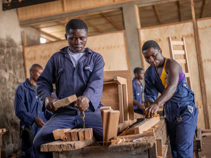 Le travail des apprentis menuisiers du centre de formation Aprojed à Goma