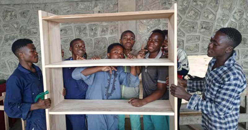 Apprentis menuisiers du centre de formation Aprojed à Goma