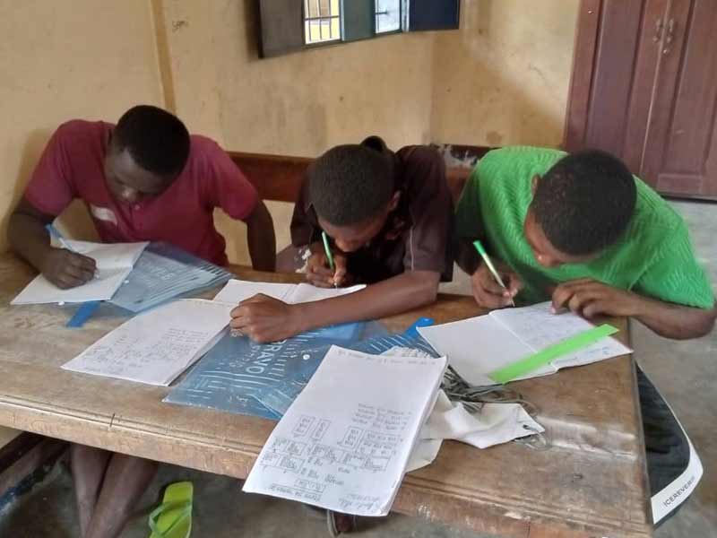 Séance d'alphabétisation des grands jeunes de la rue à Kinshasa