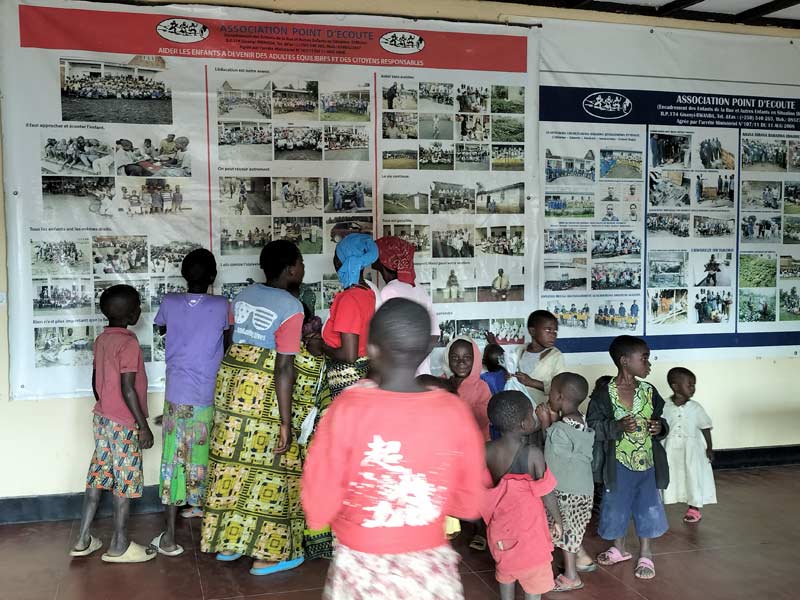 Les enfants des rues devant les panneaux des activités du Point d'Ecoute au Rwanda