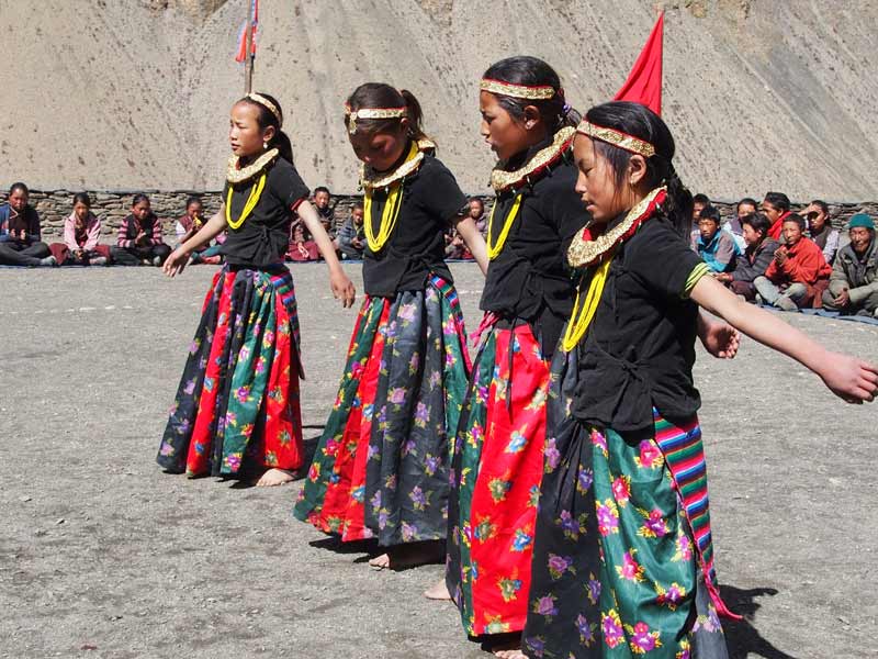 Danse traditionnelle tibétaine à l'école de Ting Kyu au Népal