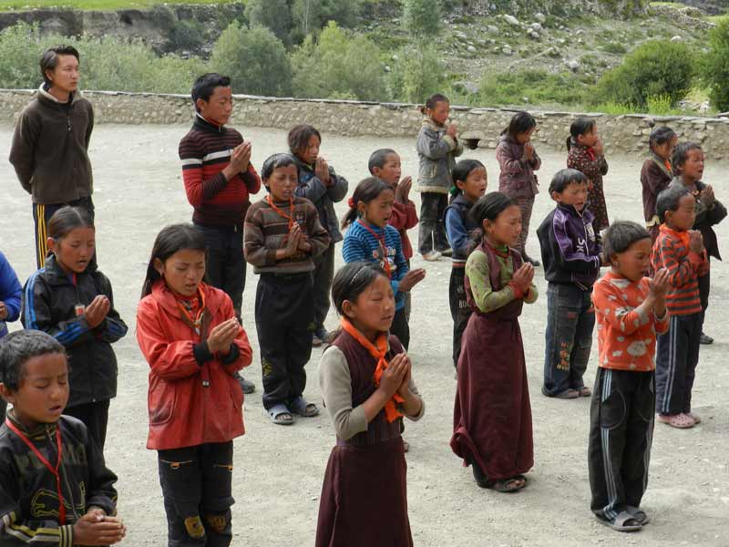 Les enfants se recueillent en récitant des mantras avant d'enter en classe