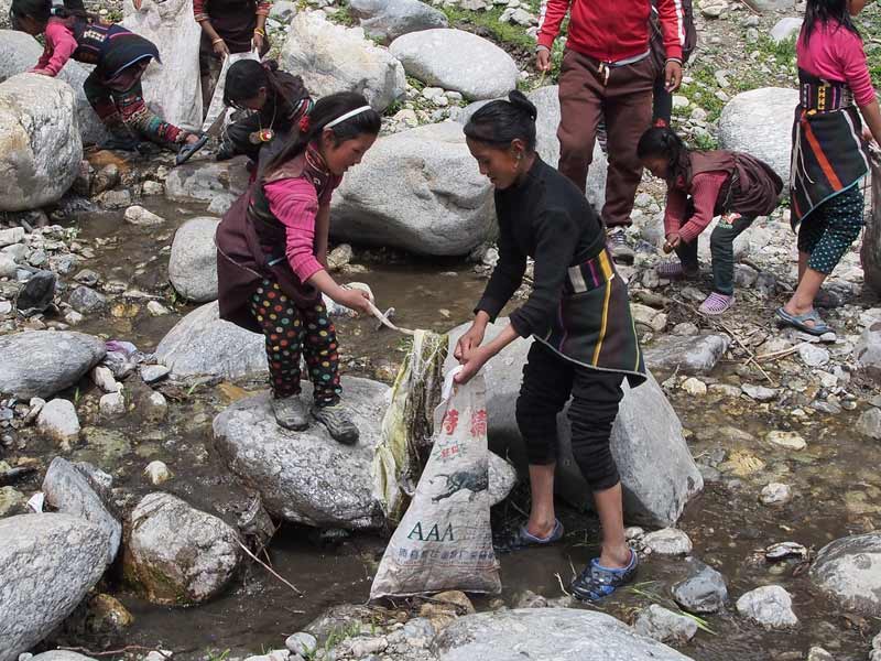 Les enfants de la Siddartha Kula School nettoient un des torrents de leur village