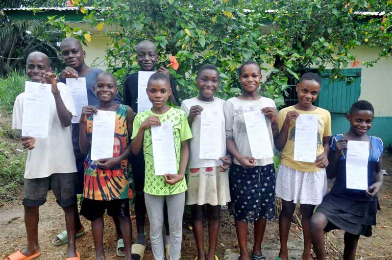 Jeunes Pygmées Bagyeli du Fondaf Bipindi qui ont reçu leur acte de naissance