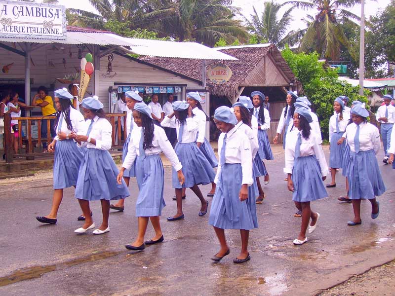 Défilé des élèves de l'Orphelinat de l'Ile Ste Marie à Madagascar