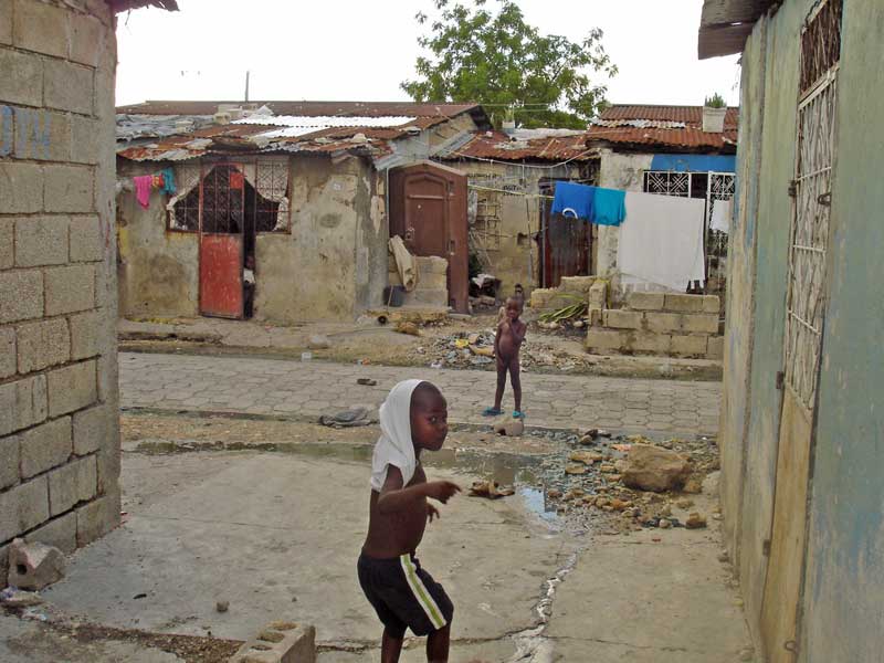Au coeur du bidonville de Cité Soleil en Haïti, des enfants