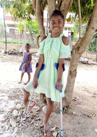 Joella, enfant handicapée à l'orphelinat de Majunga