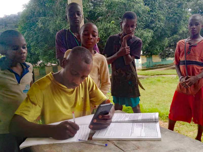 Un smartphone pour aider ce jeune Bagyeli dans ses études