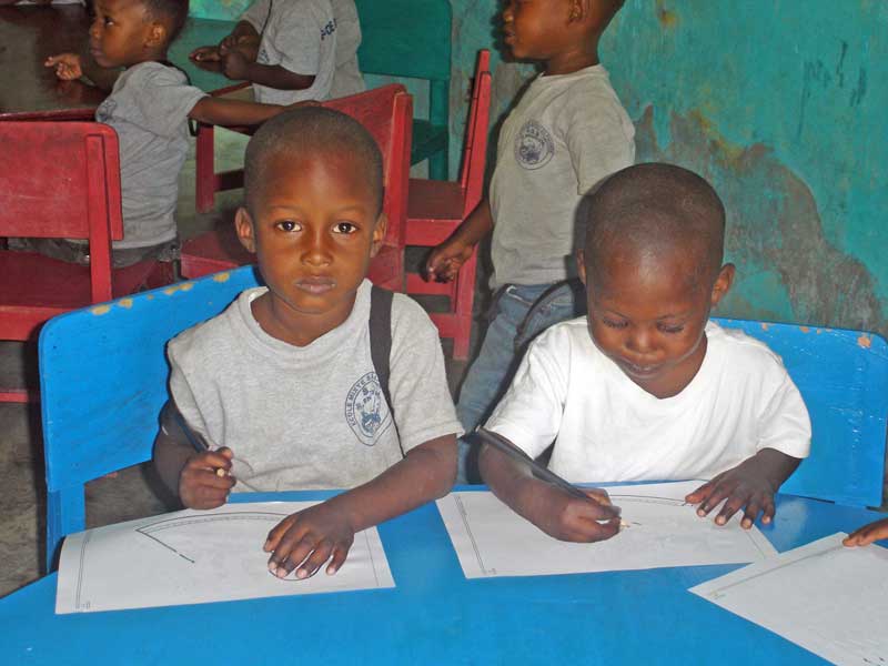 jeunes écoliers de St Alphonse de Cité Soleil en Haïti