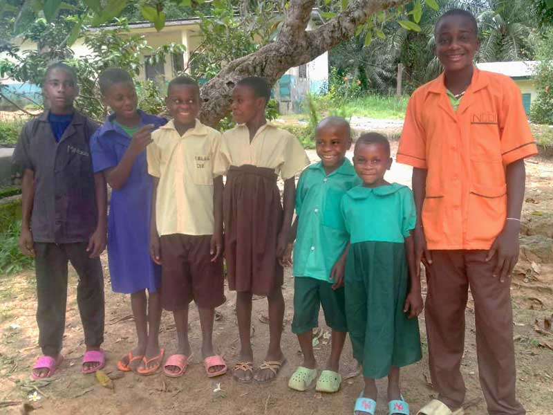 Les différents uniformes scolaires des jeunes Pygmées du Fondaf Bipindi au Cameroun