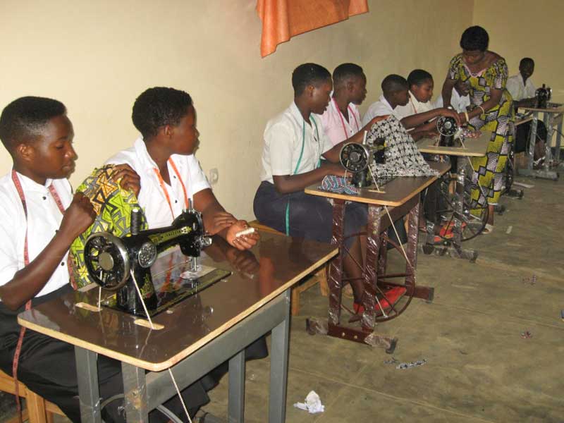 L'atelier de formation en coupe/couture du Point d'Ecoute à Basa au Rwanda
