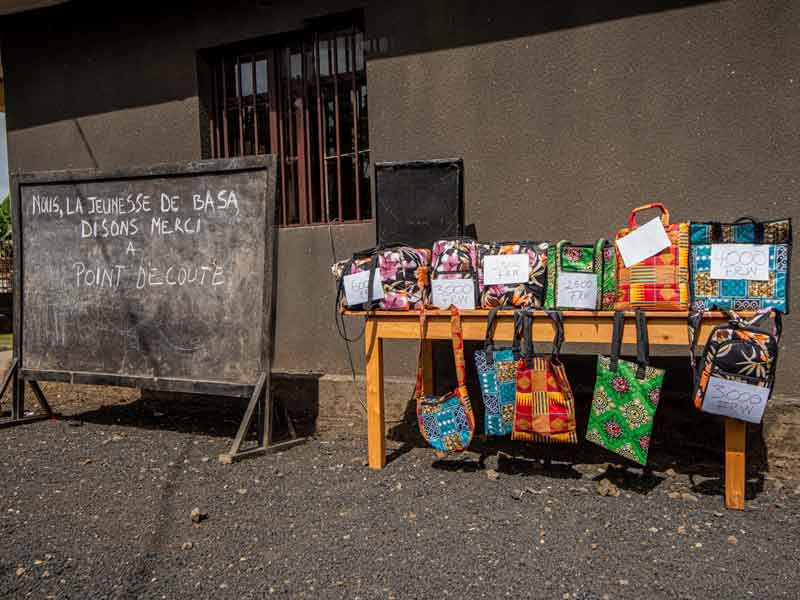 Exposition au Point d'Ecoute des créations des apprenties couturières de Basa au Rwanda