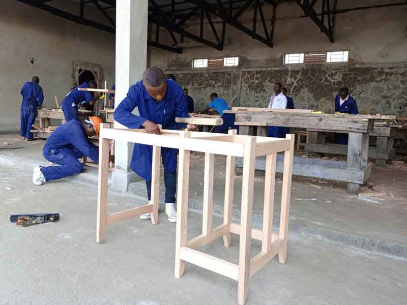 Nuru fabrique un bureau pour le jury du brevet de menuiserie à Goma