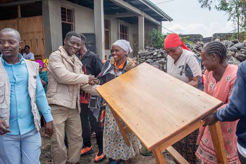 Les parents admirent le travail de leurs enfants lauréats du brevet de menuiserie à Goma