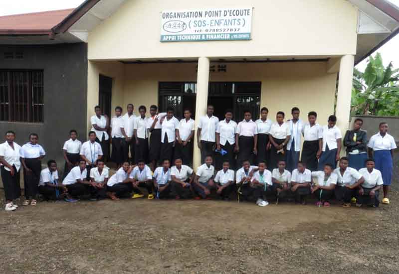 Première promotion du centre de formation en coupe/couture du Point d'Ecoute à Basa au Rwanda