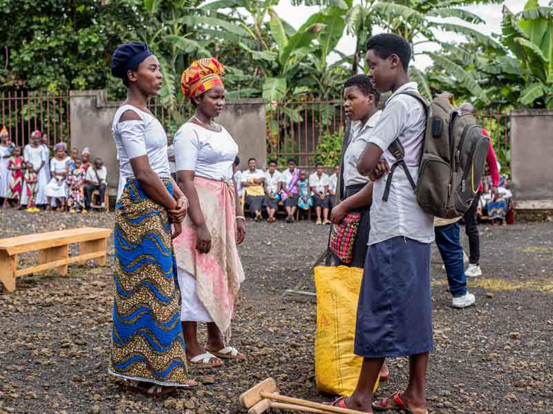 Saynette jouée par les apprenties couturières de Basa au Rwanda