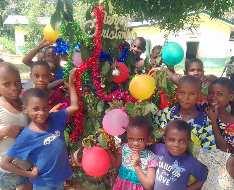 L'arbre de Noël des enfants Pygmées Bagyeli du Fondaf Bipindi au Cameroun