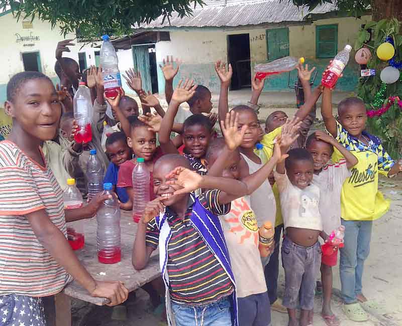 Du jus pétillant pour la fête de Noël des enfants Pygmées Bagyeli du Foyer de Bipindi au Cameroun