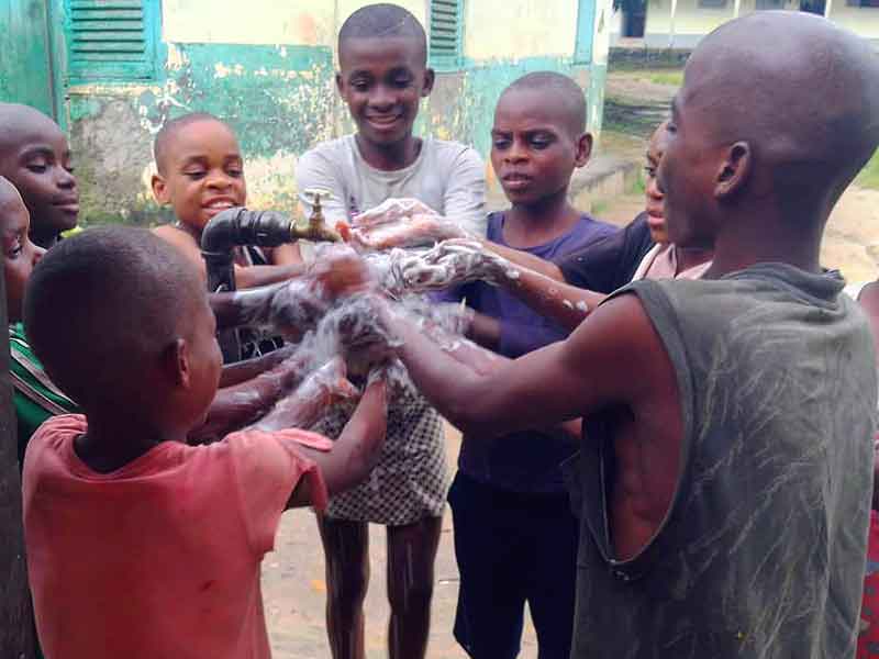 Les enfants Pygmées se lavent les mains au Fondaf Bipindi