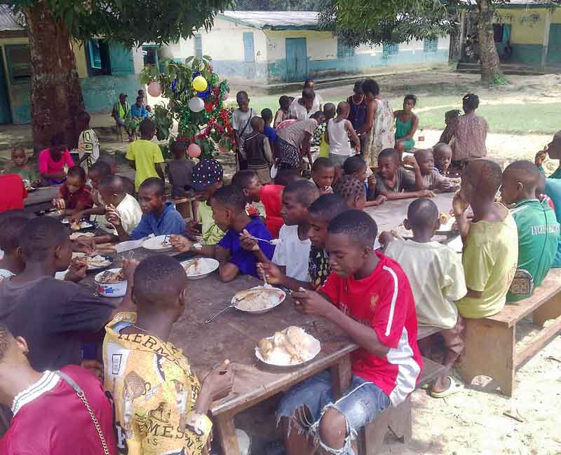 Repas de Noël pour les enfants Pygmées Bagyeli du Foyer de Bipindi au Cameroun