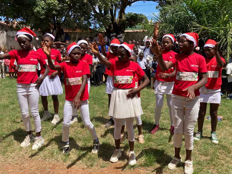 Danse festive le jour de la St Nicolas par les orphelins du Village d'Enfants Bumi de Karavia en RDC