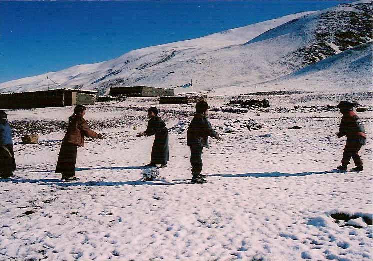Ecoliers de Ting Kyu au Népal jouant dans la neige